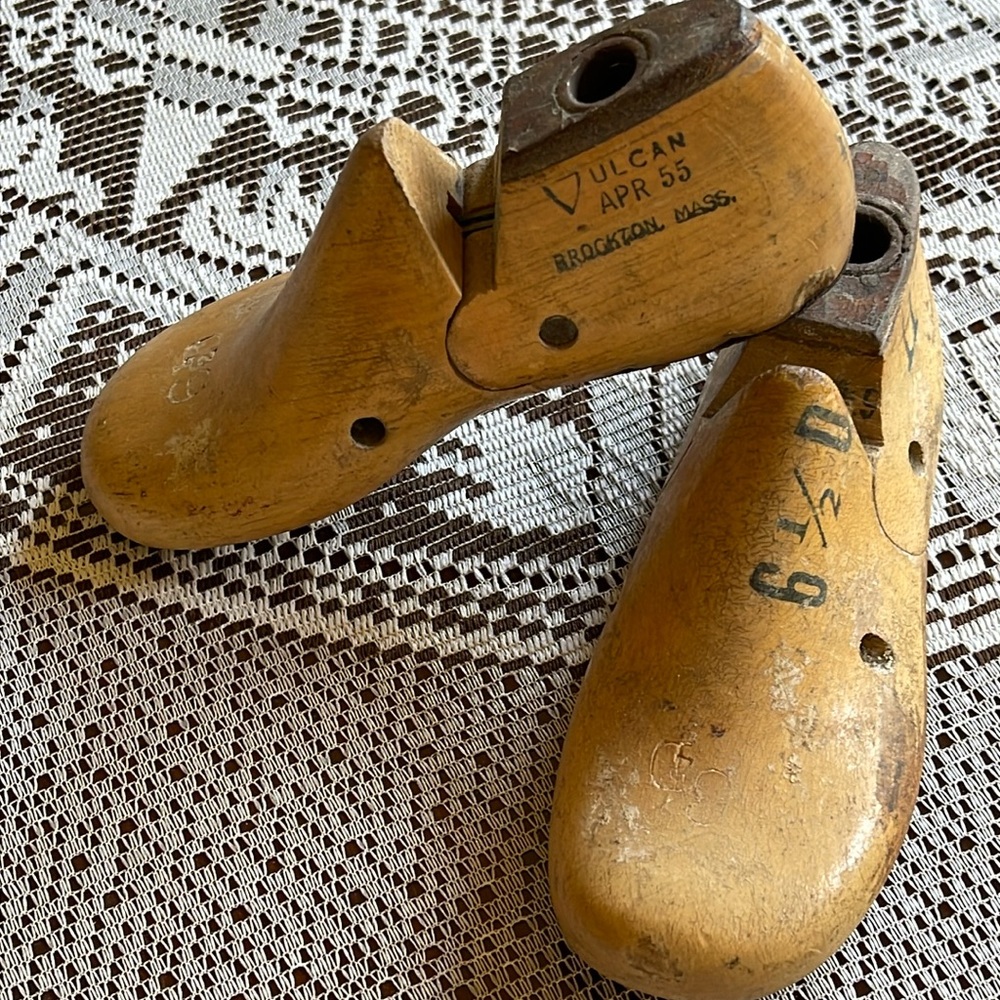 Antique Vulcan Pair of wooden shoe molds. Dated 1954, 1955. Collector pieces.